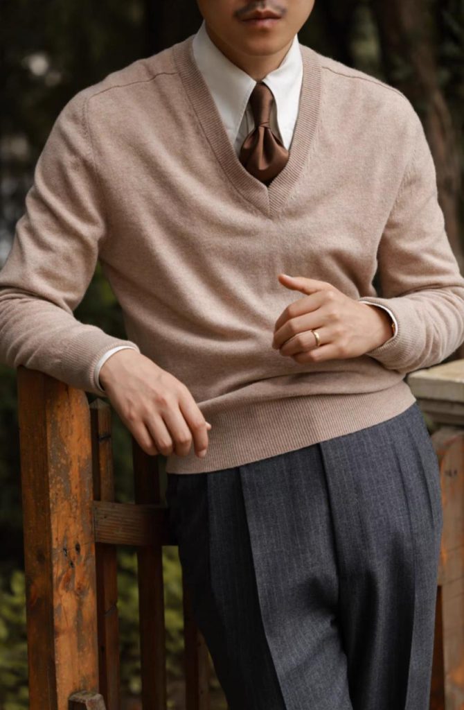 V-neck свитер